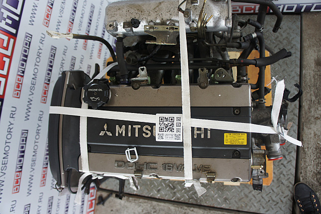 Фотография контрактного двигателя сверху MITSUBISHI 4G63 