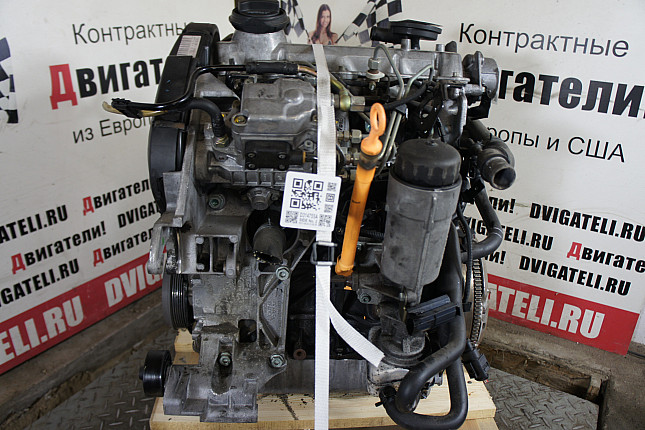 Двигатель вид с боку Skoda AGR