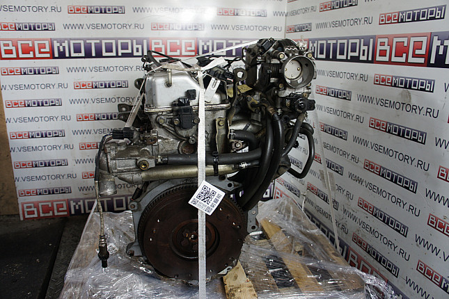 Двигатель вид с боку MITSUBISHI 4 G 13   (16 V)