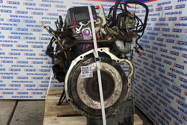 Двигатель вид с боку NISSAN KA24E 