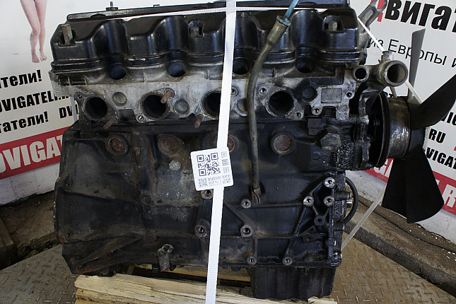 Двигатель вид с боку Mercedes M 102.961