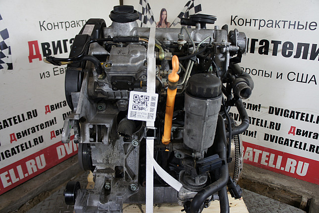 Двигатель вид с боку Skoda AGR
