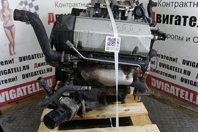 Двигатель вид с боку Audi AAH
